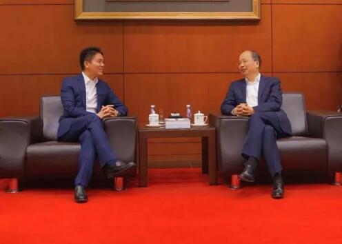 中國工商銀行董事長易會滿和京東集團董事局主席兼首席執(zhí)行官劉強東見證了雙方合作協(xié)議的簽署。 