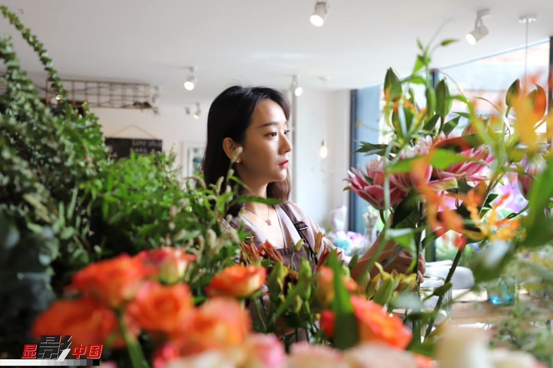 每天和花打交道是一個(gè)幸福的職業(yè)，但同時(shí)也充滿壓力和挑戰(zhàn)，“花在呈現(xiàn)給客人的那一瞬間是美好的，但前面的每一個(gè)步驟都是很辛苦的?！蓖趵桄抡f(shuō)，花藝是最原始的手工藝產(chǎn)品，沒(méi)有辦法機(jī)械化、流程化和規(guī)?；?，必須要用雙手一點(diǎn)點(diǎn)地賦予其生命和美感。圖為王黎媛在挑選制作花束的鮮花。新華網(wǎng) 周亞平/攝 念新洪/文