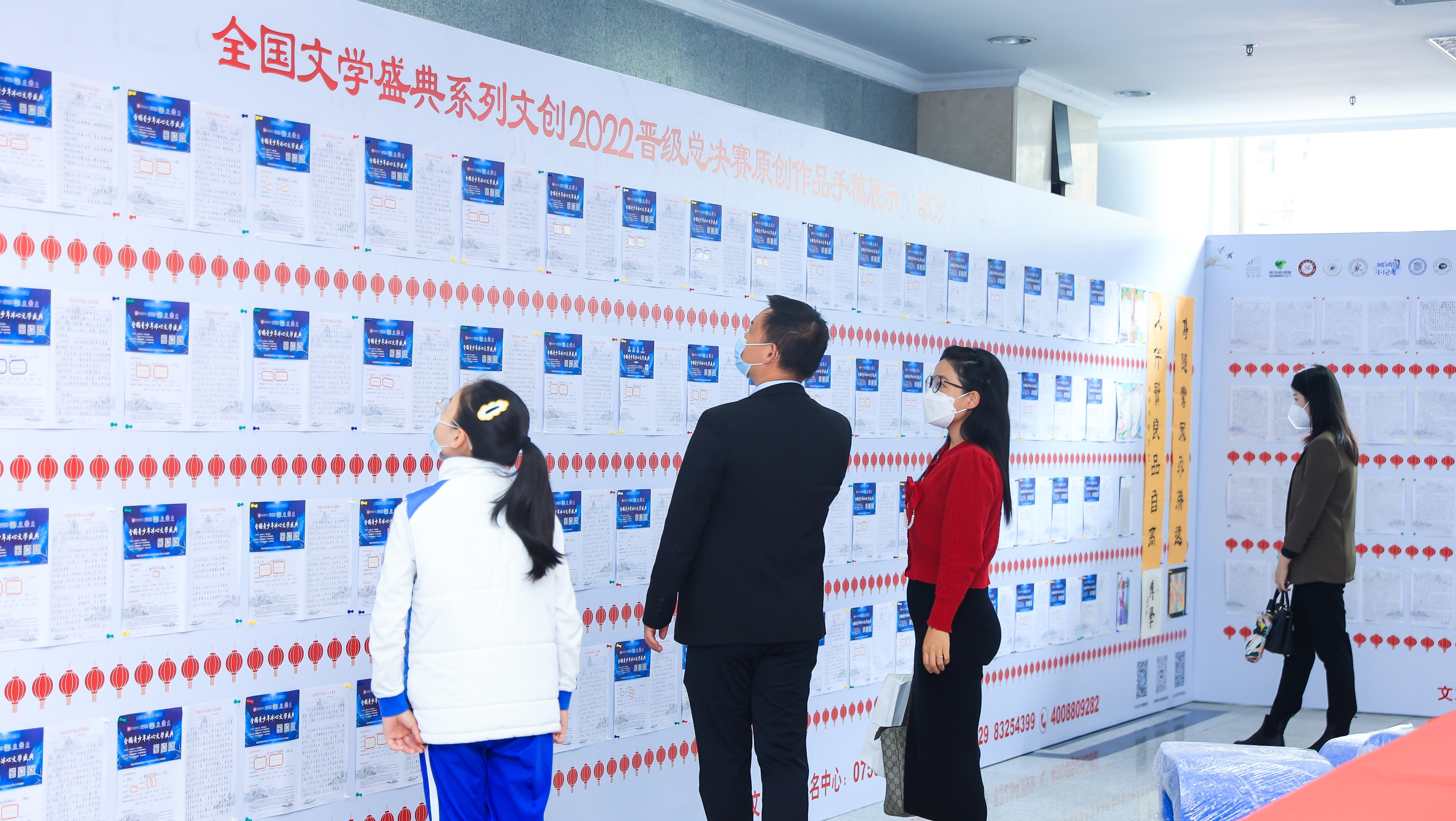 與會的領(lǐng)導(dǎo)嘉賓、師生文友共同走進(jìn)全國文學(xué)盛典年度慶典現(xiàn)場展示區(qū)