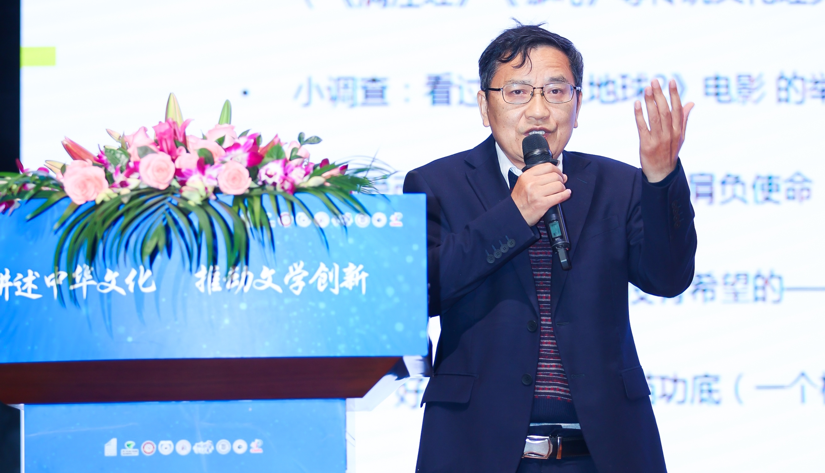 活動現(xiàn)場，“全國文學(xué)盛典名師大講堂”主講嘉賓謝晨為大家?guī)碇黝}講座